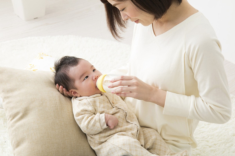 khi nào cần thay bình sữa cho trẻ